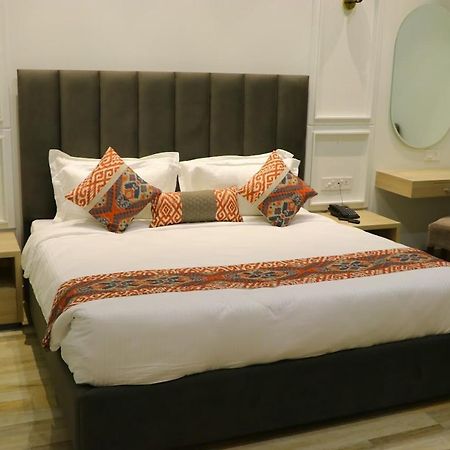 Отель Elegance Regency Khanna  Экстерьер фото