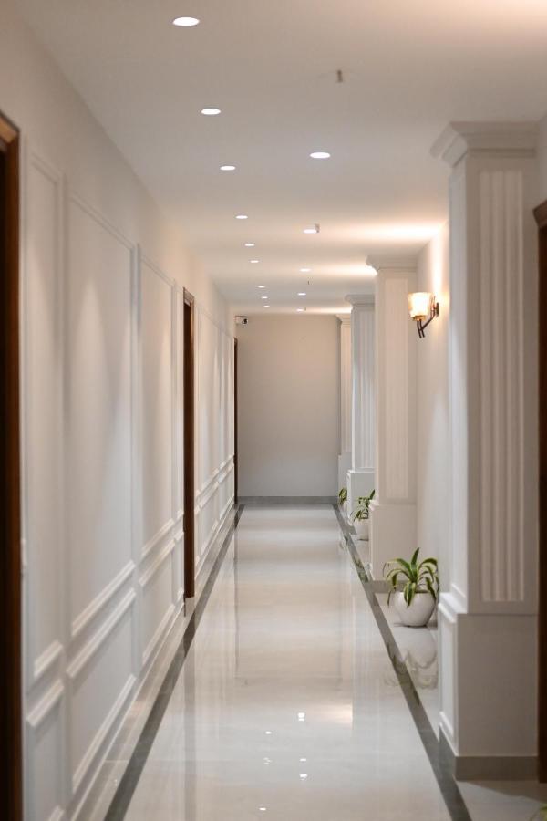 Отель Elegance Regency Khanna  Экстерьер фото