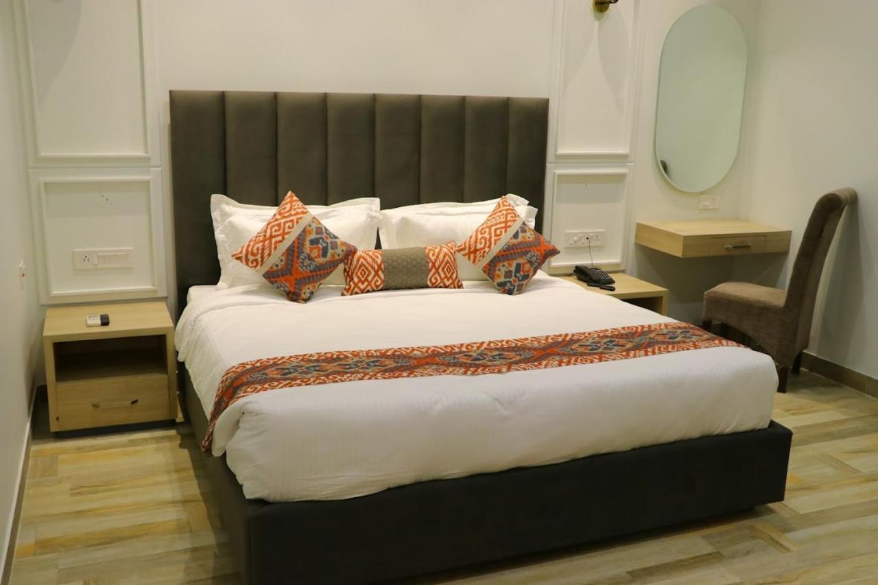 Отель Elegance Regency Khanna  Экстерьер фото