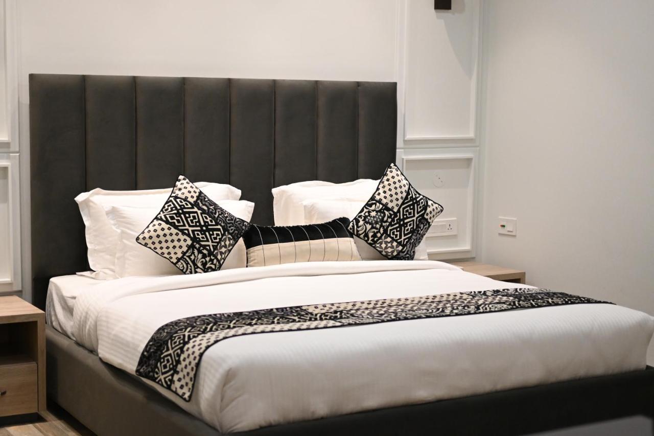 Отель Elegance Regency Khanna  Экстерьер фото