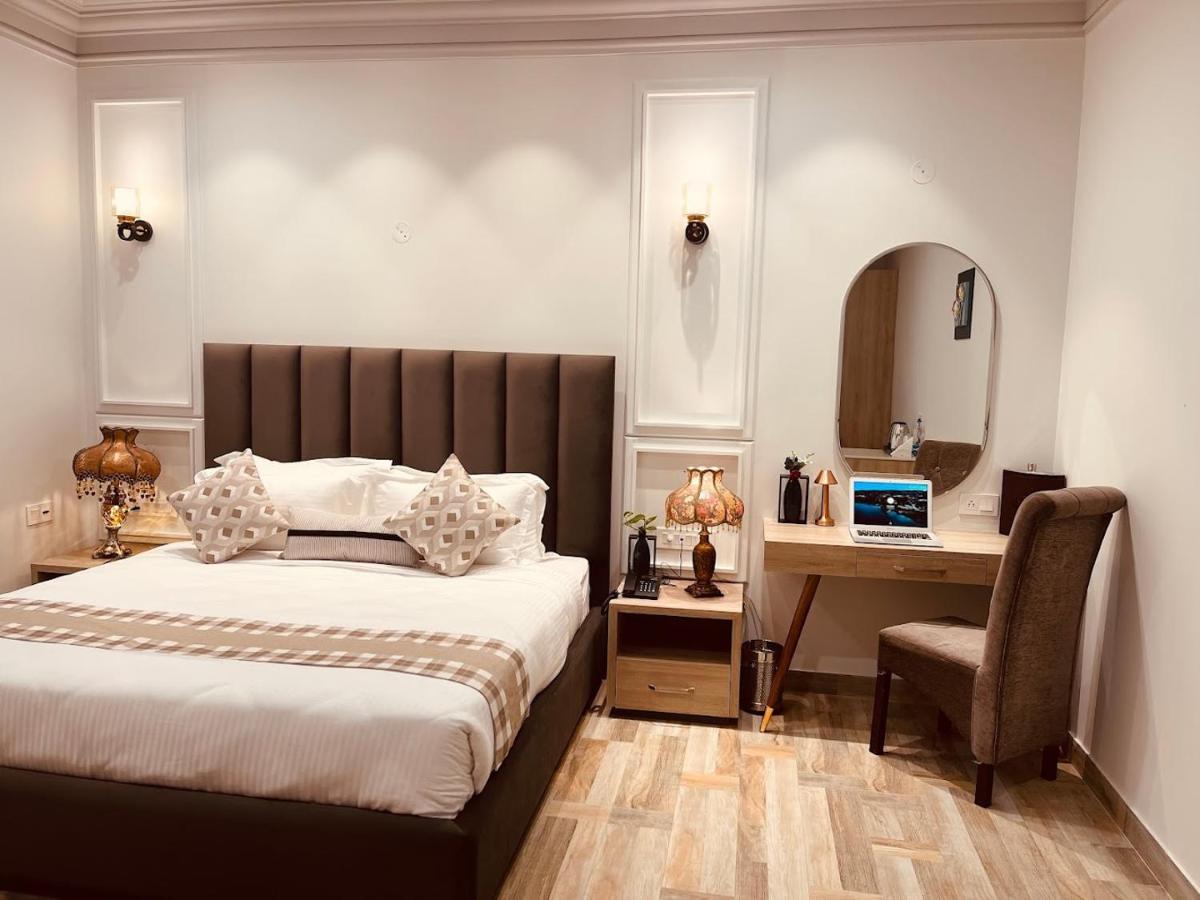 Отель Elegance Regency Khanna  Экстерьер фото